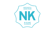 Het logo van NK in blauw